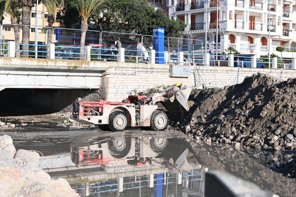 Mentone, iniziati i lavori di copertura del rio Borrigo