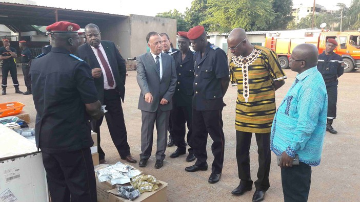 La consegna del materiale alla brigata dei vigili del fuoco del Burkina Faso