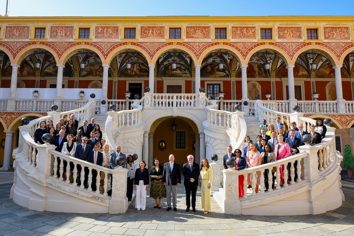 Gli ospiti sulle scale di Palazzo Grimaldi