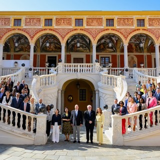 Gli ospiti sulle scale di Palazzo Grimaldi