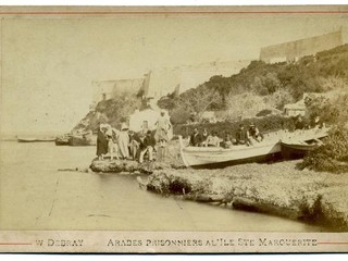 Jean Walburg de Bray (1839-1901) – Arabes prisonniers à l’île Ste Marguerite Vers 1884 Carte cabinet © Collection Christophe Gœury