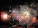 Capodanno. I fuochi d’artificio illuminano il cielo. Dove andare nelle Alpes Maritimes