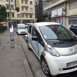 Auto Bleue in una via di Nizza