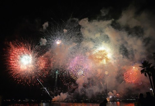 Capodanno. I fuochi d’artificio illuminano il cielo. Dove andare nelle Alpes Maritimes e nel Var