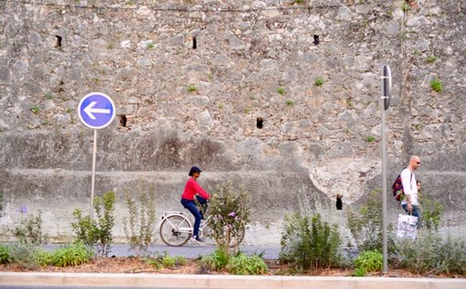 &quot;Ai piedi della collina&quot; di Silvia Assin