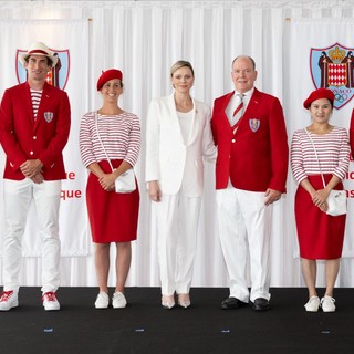 I cinque atleti monegaschi con la coppia principesca (Foto:  Éric Mathon / Palais princier)