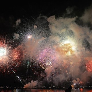 Capodanno. I fuochi d’artificio illuminano il cielo. Dove andare nelle Alpes Maritimes e nel Var