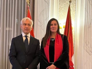 Sua Eccellenza Alberto di Luca, Ambasciatore del Sovrano Militare Ordine di Malta presso il Principato di Monaco, con Chiara Osnago Gadda, direttrice dell’Ufficio Stampa e Comunicazione di Sportello Italia nel Principato di Monaco ed event manager del premio “Evolution Horizon Award” di MoreNews.