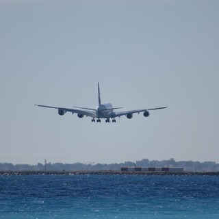 Aereo in atterraggio a Nizza