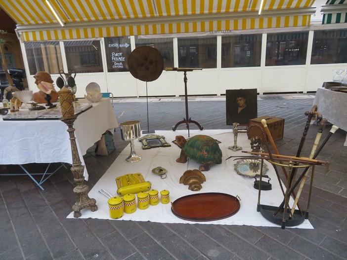 Tanti oggetti, tante curiosità: i marché à la brocante in Costa Azzurra