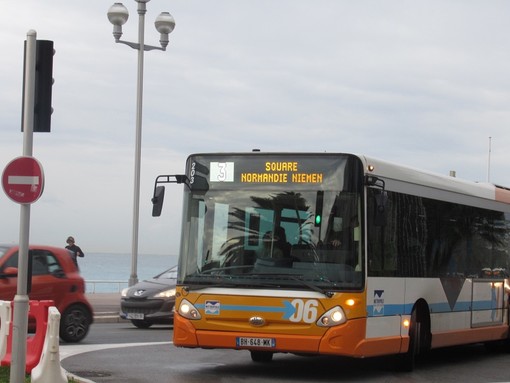 Bus sulla Promenade a Nizza