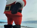 Babbo Natale di fronte all'Ospedale Lenval. Fotografie di Danilo Radaelli