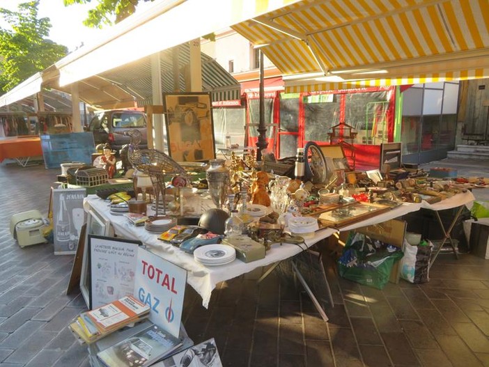 Tanti oggetti, tante curiosità: i marché à la brocante in Costa Azzurra