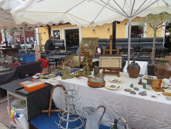 Tanti oggetti, tante curiosità: i marché à la brocante in Costa Azzurra