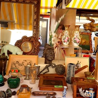 Brocante in Cours Saleya a Nizza, fotografia di Ghjuvan Pasquale