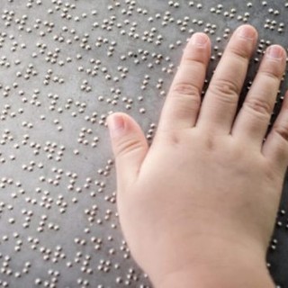 Oggi è il World Braille Day: leggere e scrivere con le dita, a tutte le età