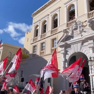 La città si tinge di rosso e bianco per la festa nazionale: 600 bandiere abbelliranno il Paese