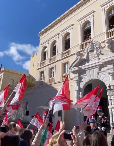 La città si tinge di rosso e bianco per la festa nazionale: 600 bandiere abbelliranno il Paese