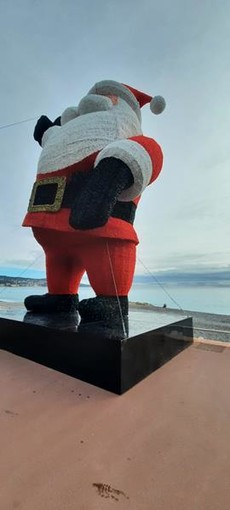 Babbo Natale di fronte all'Ospedale Lenval. Fotografie di Danilo Radaelli