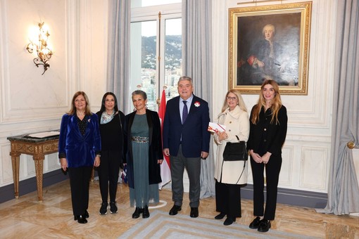 Pierre Dartout, Ministro di Stato del Principato, accanto a Corine Bertani, rappresentante del Consiglio nazionale, Marjorie Crovetto-Harroch, rappresentante del Comune di Monaco e dei vincitori del concorso di decorazione di vetrine (Foto: Direzione della Comunicazione/ Frédéric Nebinger)