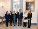 Pierre Dartout, Ministro di Stato del Principato, accanto a Corine Bertani, rappresentante del Consiglio nazionale, Marjorie Crovetto-Harroch, rappresentante del Comune di Monaco e dei vincitori del concorso di decorazione di vetrine (Foto: Direzione della Comunicazione/ Frédéric Nebinger)