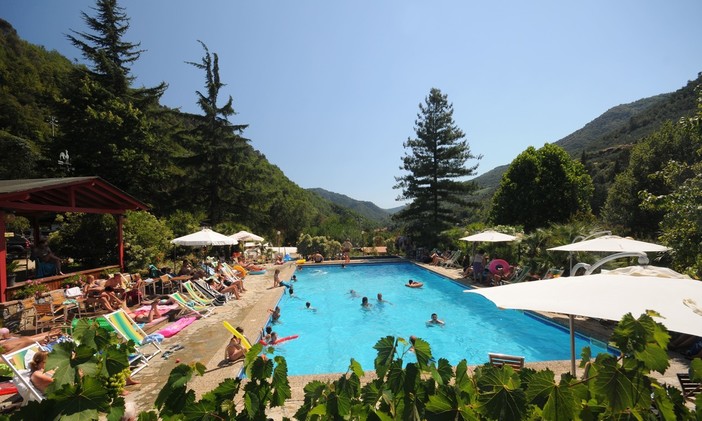 Isolabona, regalati una giornata di relax al Camping delle Rose con piscina e solarium immersi nella natura