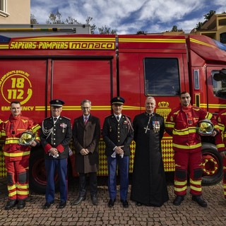 La cerimonia di consegna dei caschi