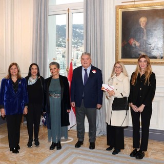 Pierre Dartout, Ministro di Stato del Principato, accanto a Corine Bertani, rappresentante del Consiglio nazionale, Marjorie Crovetto-Harroch, rappresentante del Comune di Monaco e dei vincitori del concorso di decorazione di vetrine (Foto: Direzione della Comunicazione/ Frédéric Nebinger)