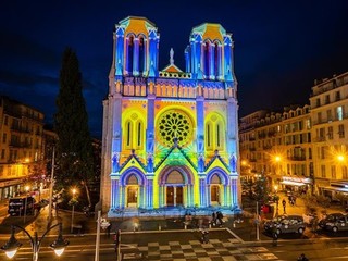 Dicembre: Illuminata la facciata di Notre Dame. Estrosi: “Qualunque sia la prova, Nizza rimane in piedi”