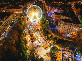 Dicembre. Nizza illuminata da 200 chilometri di ghirlande posate in centro città e nei quartieri