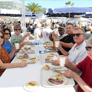 I partecipanti al pranzo della Festa di Saint-Michel (Foto Ville de Menton)
