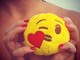 Faccina che bacia! Oggi, 17 luglio, è la giornata mondiale delle emoji
