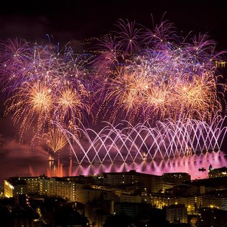 Costa Azzurra: a testa all’insù. È il momento dei fuochi d’artificio