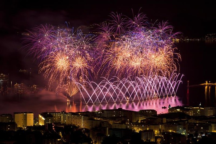 Costa Azzurra: a testa all’insù. È il momento dei fuochi d’artificio