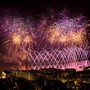 Costa Azzurra: a testa all’insù. È il momento dei fuochi d’artificio