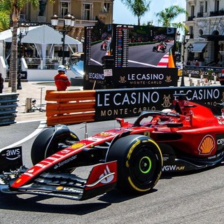 A Monaco una lotteria benefica per un ricamo su seta della Ferrari 2022 di Charles Leclerc