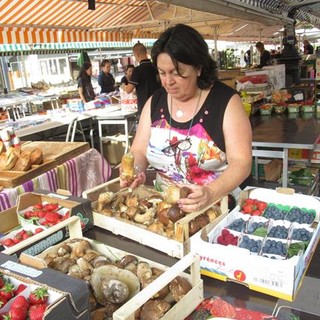 Bancarella al mercato di Cours Saleya a Nizza