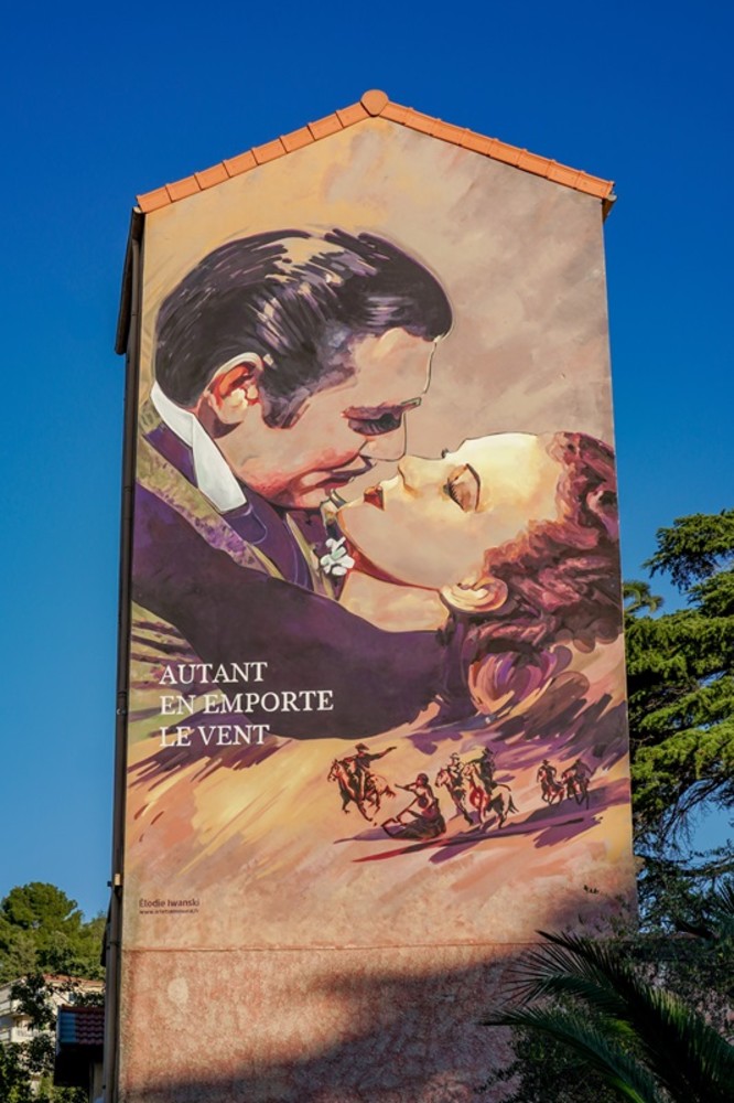 Murale di una delle scene del celeberrimo film “Via col vento” con il bacio tra Vivien Leigh e Clark Gable  @mairie de Cannes