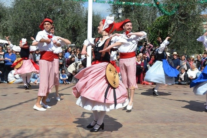 Domani, ai giardini di Cimiez, torna lou Festin des Mai