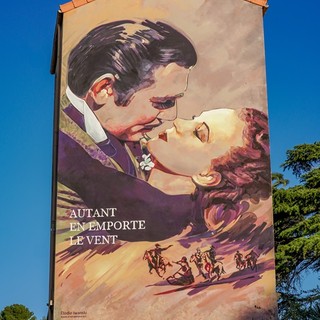 Murale di una delle scene del celeberrimo film “Via col vento” con il bacio tra Vivien Leigh e Clark Gable  @mairie de Cannes