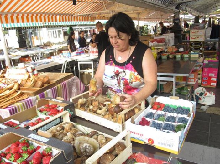 Bancarella al mercato di Cours Saleya a Nizza