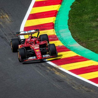 F1. In Belgio Russell squalificato, vince Hamilton. Leclerc si ritrova sul podio