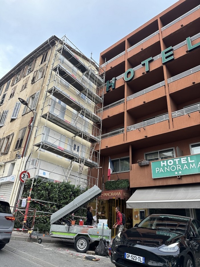 Il &quot;prima&quot; e &quot;dopo&quot; dell' edificio di Avenue du Général de Gaulle 2