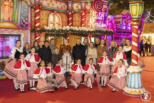 La Principessa Charléne con i Principi Jacques e Gabriella all'inaugurazione del Villaggio