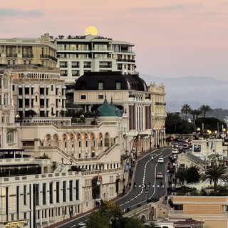 La Luna piena del Lupo sorge sulla salita del Casino (Foto: Ezio Cairoli)