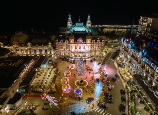 Piazza del Casino addobbata a festa per il Natale 2023