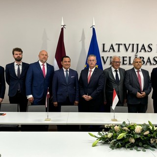 La delegazione Monegasca con al centro i due Ministri e il console di Monaco a Rīga Maris Grudulis