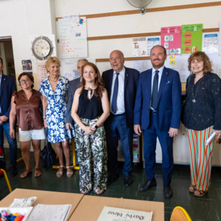 Il sindaco Juhel durante la visita alla scuola francese di Ventimiglia