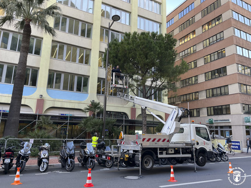 Per le strade di Monaco è iniziata la posa delle luminarie