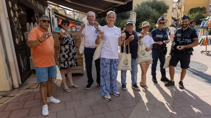 Il Comune di Mentone distribuisce posacenere tascabili per le strade della città (Foto Ville de Menton)